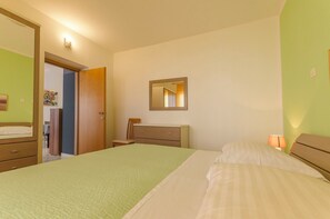 Apartment (A2) | Free WiFi, bed sheets - Apartments Grgo (Vodice)