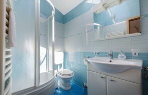 Apartment (A2) | Bathroom | Shower