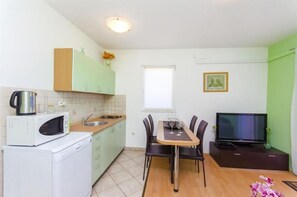 Appartement (A1) | Cuisine privée | Réfrigérateur, micro-ondes, plaque de cuisson, lave-vaisselle