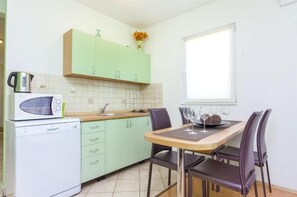 Apartment (A1) | Private kitchen | Fridge, microwave, stovetop, dishwasher - Apartments Otjana (Marina)