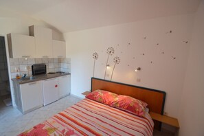 Studio (A1) | Cuisine privée | Réfrigérateur, micro-ondes, four, plaque de cuisson