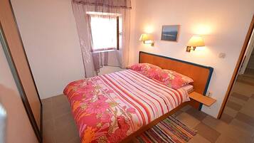 Apartment (A2) | 3 bedrooms, desk, free WiFi, bed sheets