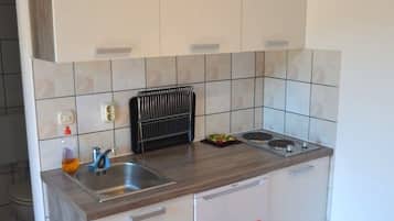 Estudio (A1) | Cocina privada | Refrigerador, microondas, horno y parrilla de estufa