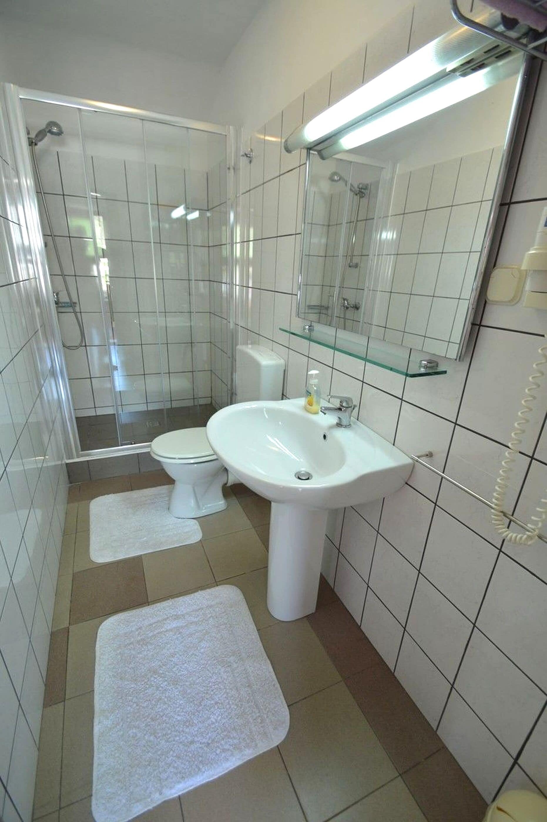 Appartement (A3) | Badkamer | Een douche, gratis toiletartikelen, een haardroger, toiletpapier
