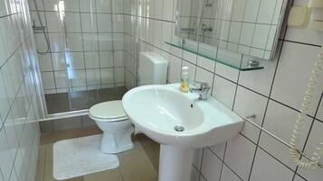 Appartement (A3) | Badkamer | Een douche, gratis toiletartikelen, een haardroger, toiletpapier