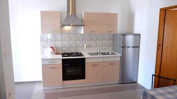 Apartment (A2) | Eigene Küche | Kühlschrank, Mikrowelle, Ofen, Herdplatte
