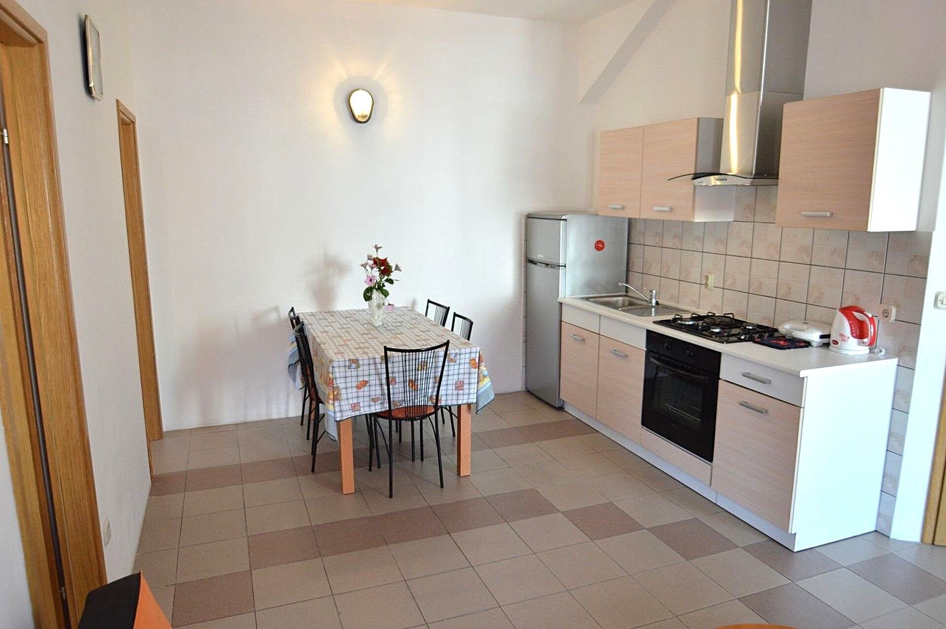 Appartement (A3) | Privékeuken | Een koelkast, een microgolfoven, een oven, een kookplaat