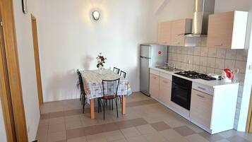 Appartement (A3) | Privékeuken | Een koelkast, een microgolfoven, een oven, een kookplaat