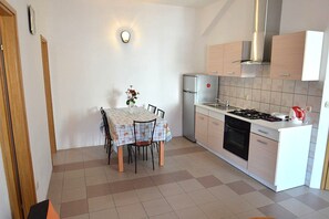 Appartement (A3) | Cuisine privée | Réfrigérateur, micro-ondes, four, plaque de cuisson