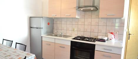 Huoneisto (A3) | Yksityinen keittiö | Jääkaappi, mikroaaltouuni, uuni, liesi