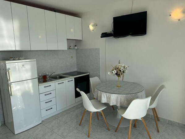 Apartment (A2) | Eigene Küche | Kühlschrank, Ofen, Herdplatte, Espressomaschine