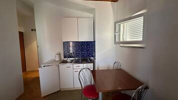 Studio (A1) | Private kitchen | Fridge, cookware/dishes/utensils
