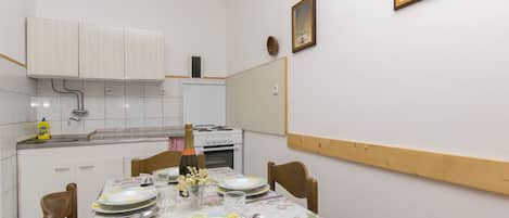 Private kitchen | Fridge, oven, stovetop, electric kettle