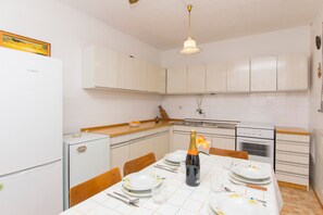 Eget kök | Kylskåp, ugn, spishäll och vattenkokare