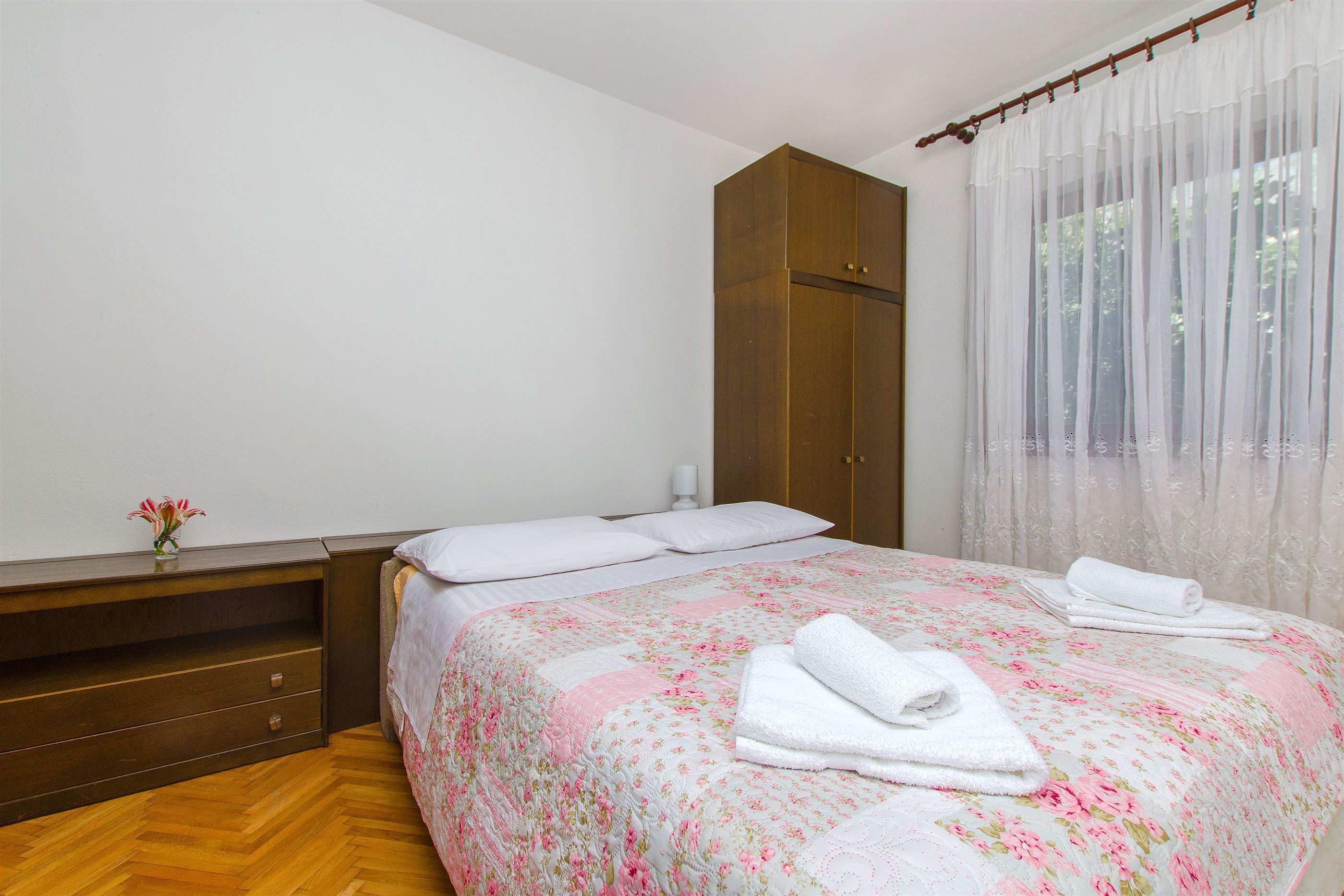 Iron/ironing board, free WiFi, bed sheets