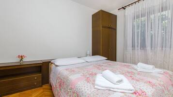 Iron/ironing board, free WiFi, bed sheets