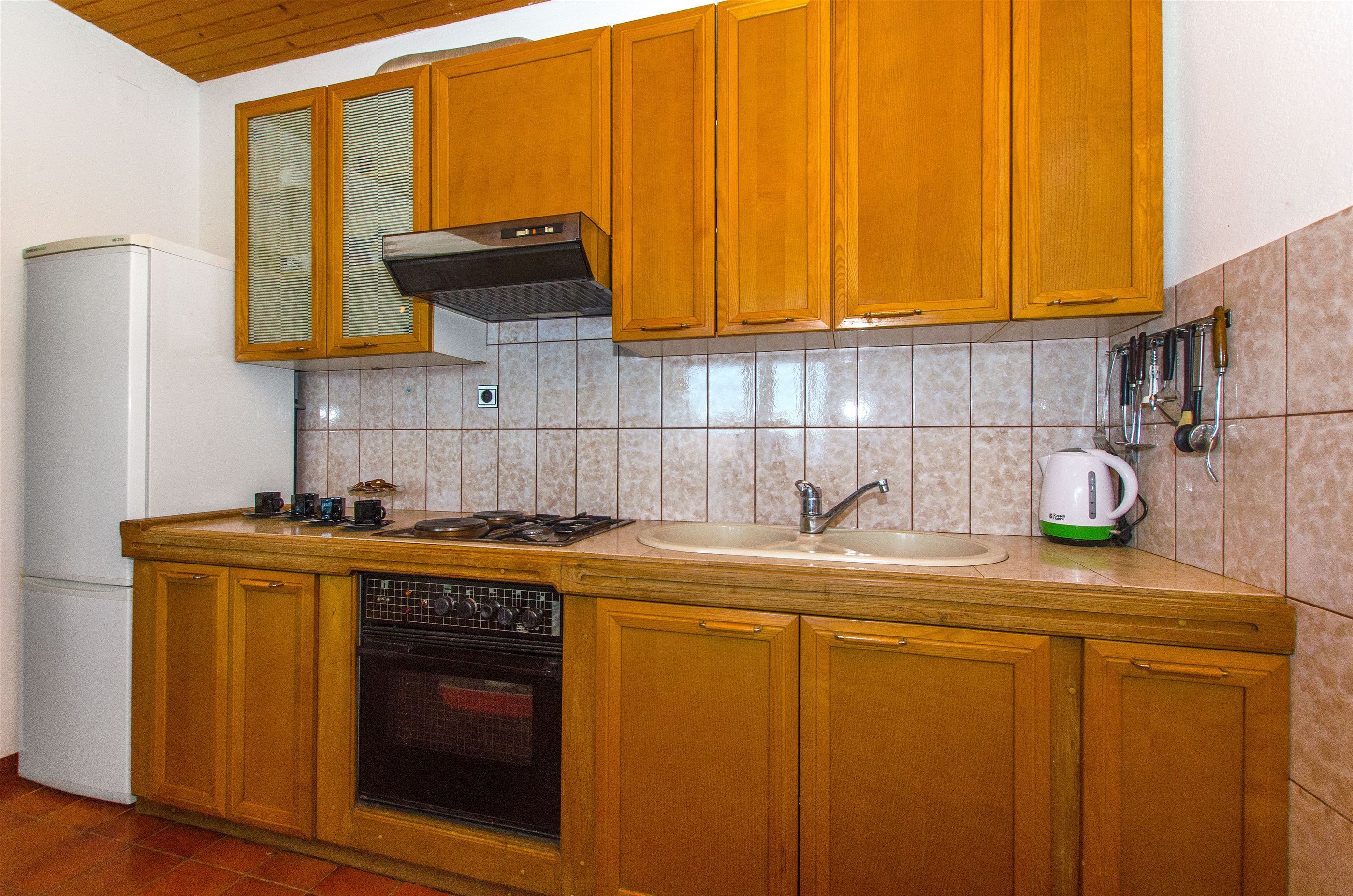 Fridge, oven, stovetop, electric kettle