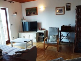 Apartamento (A1) | Sala de estar | Una televisión, un reproductor de DVD