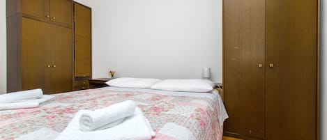 Fer et planche Ă repasser, accĂšs au Wi-Fi (inclus), literie fournie