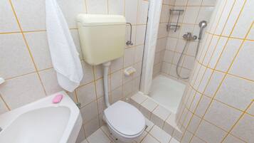 Badkamer | Een douche, een haardroger