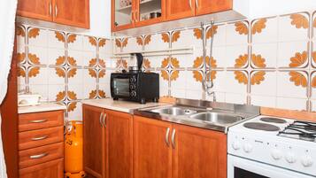 Private kitchen | Fridge, oven, stovetop, espresso maker