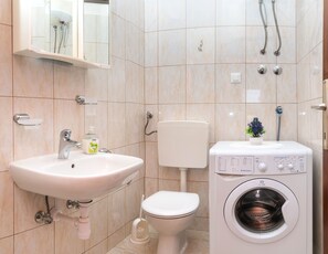 Bathroom | Shower, free toiletries