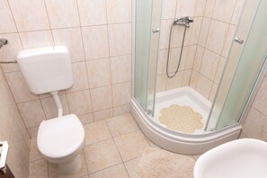 Bathroom | Shower, free toiletries