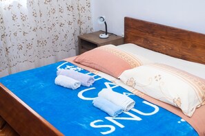 Fer et planche à repasser, Wi-Fi gratuit, draps fournis