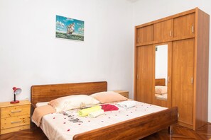 Iron/ironing board, free WiFi, bed sheets