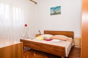 Iron/ironing board, free WiFi, bed sheets