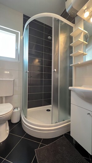 Een douche, zeep, toiletpapier