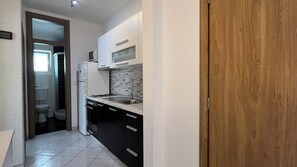 Apartment (A1) | Private kitchen | Fridge, stovetop, cookware/dishes/utensils, freezer - Apartments Ivona (Vodice)