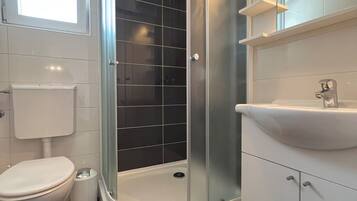Appartamento (A2) | Bagno | Doccia, sapone, carta igienica
