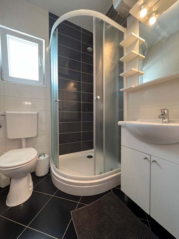 Shower, soap, toilet paper - Apartments Ivona (Vodice)