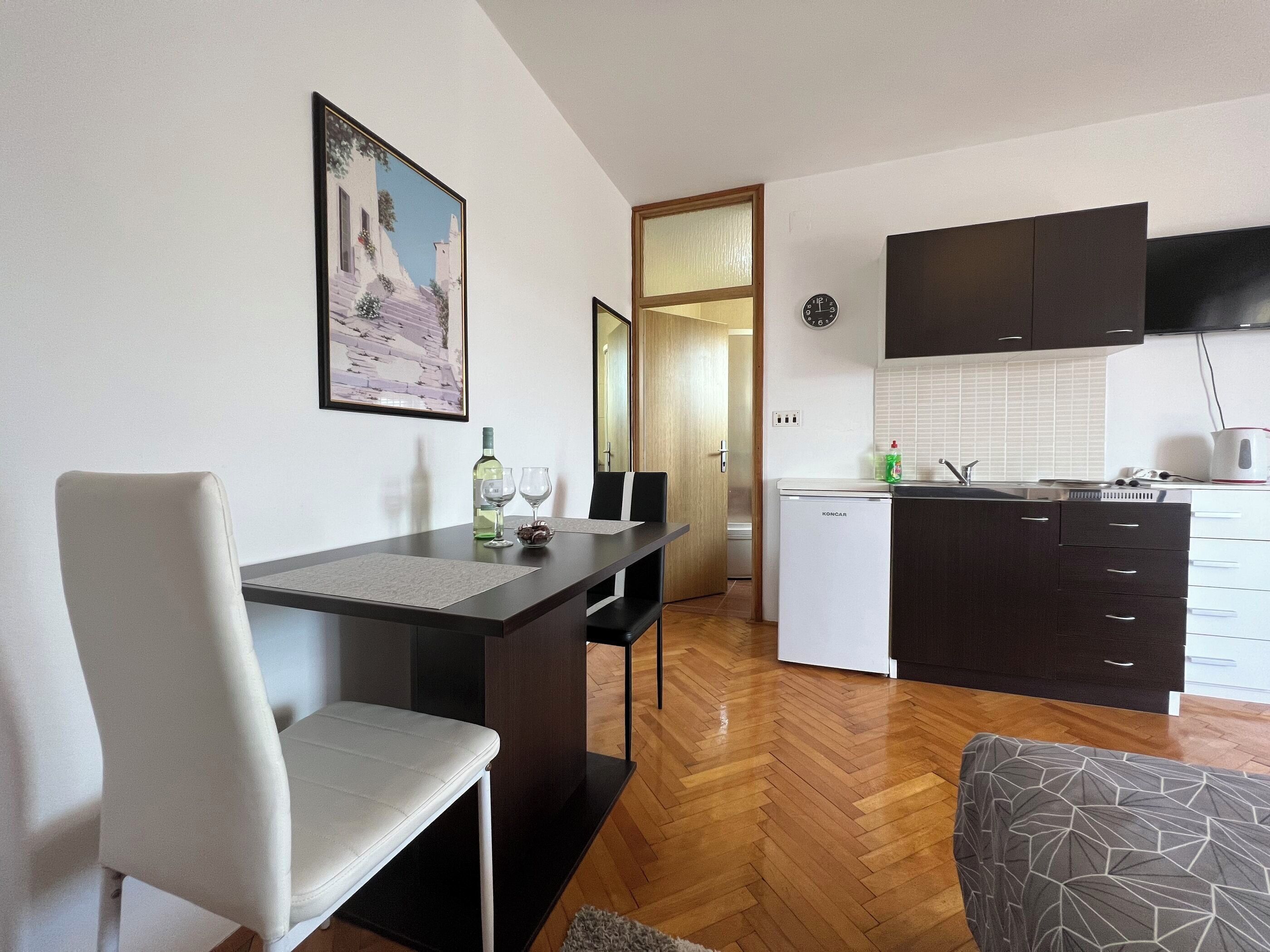 Studio (A4) | Private kitchen | Fridge, stovetop, cookware/dishes/utensils, freezer