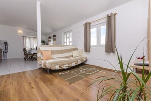 Apartment (A6) | Living room | TV - Apartments Mila Family & Pool Apartments (Tribunj)