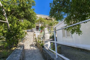 Property grounds - Apartment Tina (Starigrad)