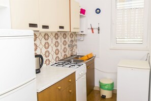 Cocina privada | Refrigerador, microondas, parrilla de estufa y cafetera de espresso 