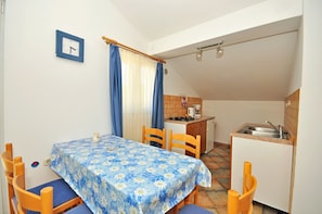Private kitchen | Fridge, stovetop, coffee/tea maker, electric kettle
