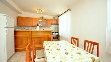 Privat køkken | Køleskab, kogeplade, kaffe-/temaskine, elkedel