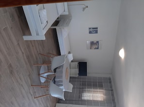 Appartement (A3) | Woonkamer | Een televisie