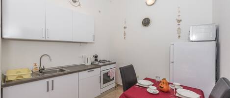 Private kitchen | Fridge, microwave, oven, stovetop