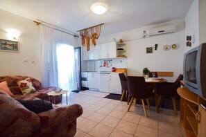Apartment (A1) | Living room | Flat-screen TV