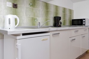 Studio (A4) | Private kitchen | Fridge, microwave, stovetop, electric kettle - Apartments Nada Seaview (Vodice)