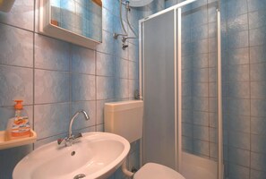 A bathroom with a sink, toilet, and shower. - Apartments Nada Seaview (Vodice)