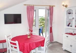 Apartment (A2) | Dining