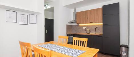 Appartement (A4) | Cuisine privée | Réfrigérateur, four à micro-ondes, surface de cuisson, cafetiÚre-théiÚre