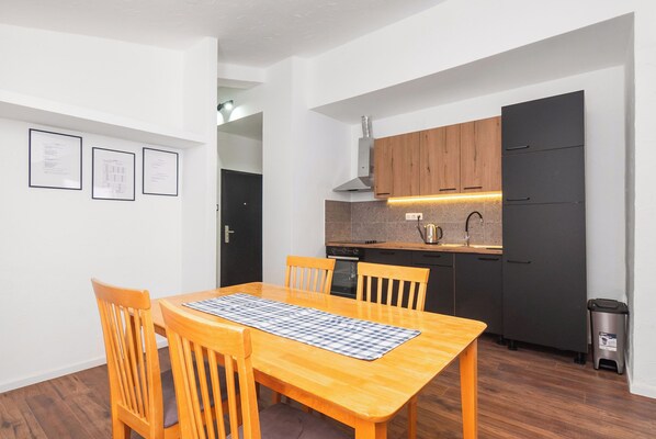 Appartement (A4) | Cuisine privée | Réfrigérateur, four à micro-ondes, surface de cuisson, cafetière-théière