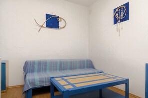 Appartement (A2) | Cuisine privée | Réfrigérateur, four à micro-ondes, surface de cuisson, cafetière-théière