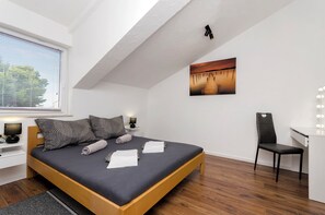 Apartment (A4) | Soundproofing, iron/ironing board, free WiFi, bed sheets